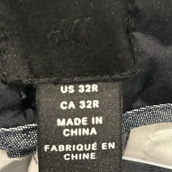 BNWT Size 32 H&M slim fit shorts, 2 side pockets, 2 back pockets and belt loops - Picture 2 of 10